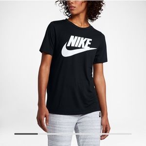 Nike Sportswear Women's Logo Short Sleeve Top